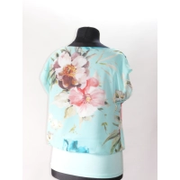 Błękitna bluzeczka dwuwarstwowa z szyfonem i kwiatami